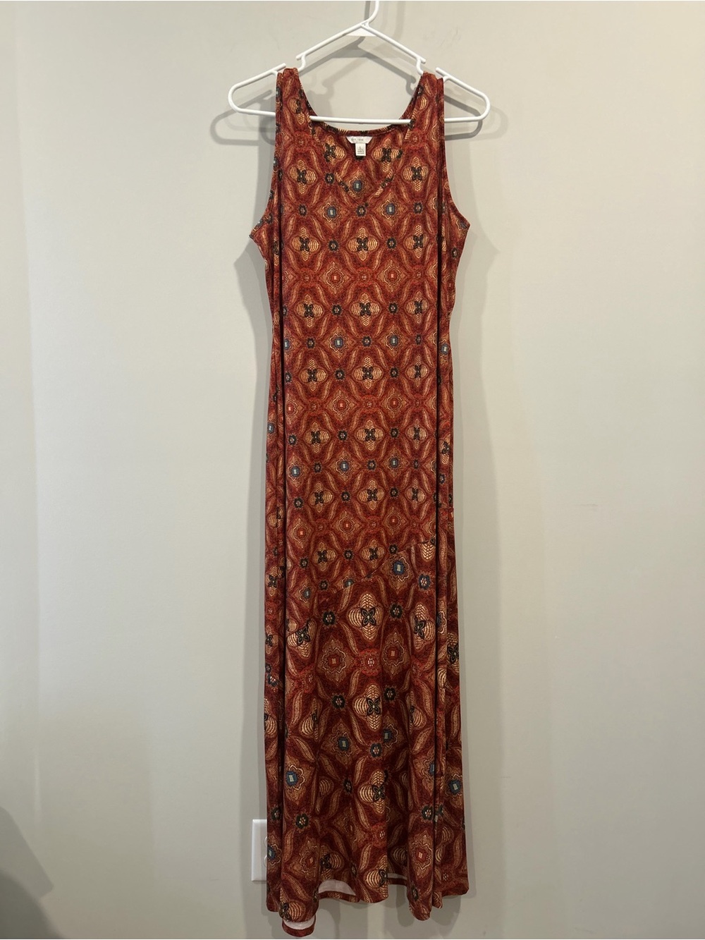 Flowing Sleeveless Maxi Dress in Rust Pattern